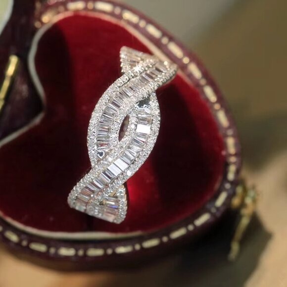 NEW 18k White Gold Diamond Baguette Cut Ring Twist Ring - Picture 7 of 9